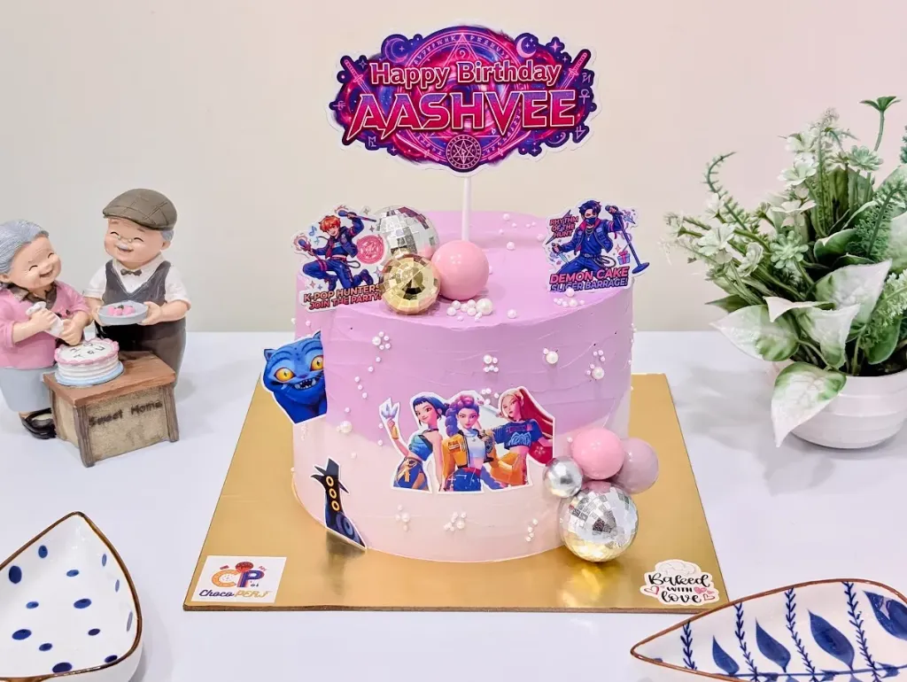 Customized K-Pop Hunters Themed Vanilla with White Choco Chips Cake [1.5Kg]