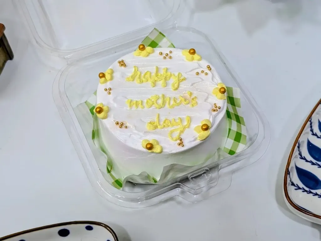 Customized Pineapple Bento Cake D1