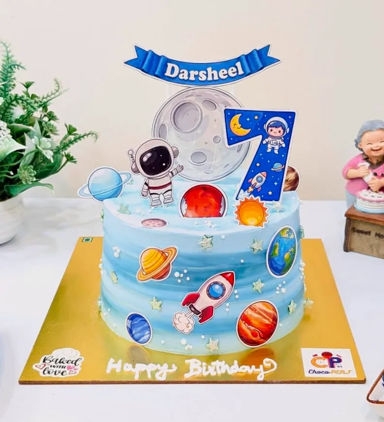 Customized Solar System Themed Vanilla Cake in Healthy Banana-Walnuts Sponge [1kg]