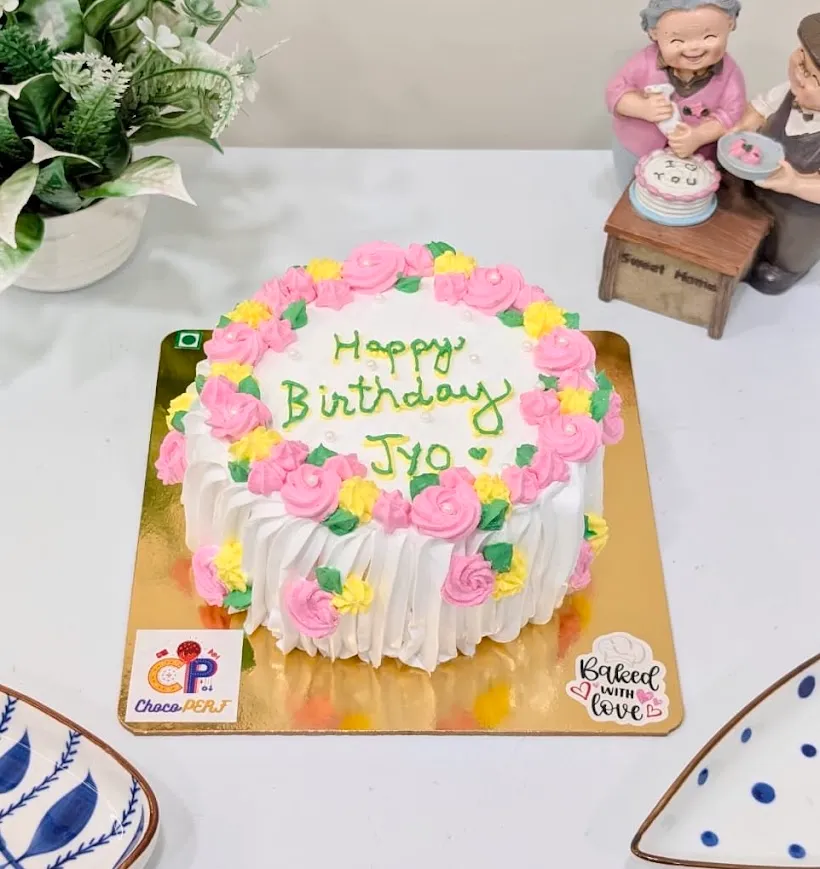 Customized Vanilla with White Choco Chips Cake [500g]