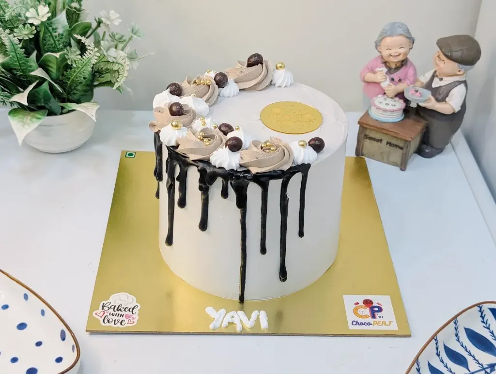 Customized Chocolate with Nutella & Hazelnuts & Chocolate Dripping Tall Cake [1Kg]