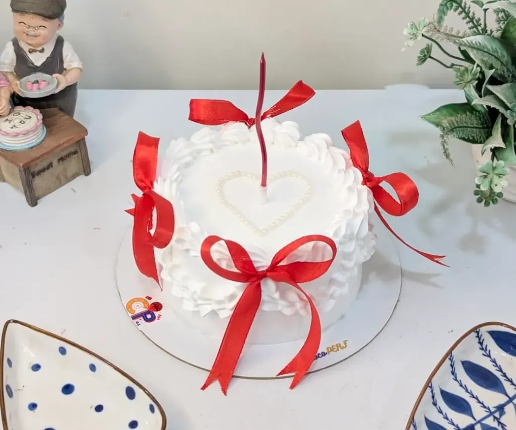Customized Vanilla with White Choco Chips Cake - Vintage with Red Ribbon Bows [500g]