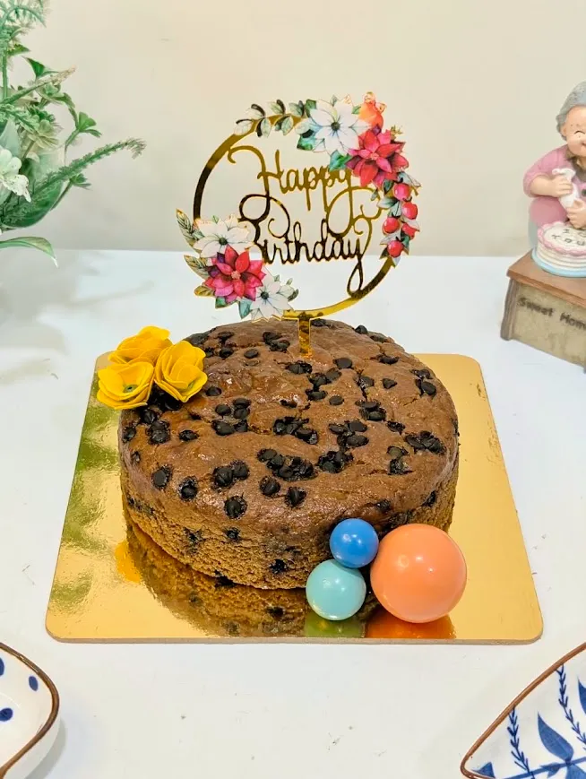 Customized Healthy Banana-Choco Chips Round Tea Cake with Faux Balls & Flowers [500g]