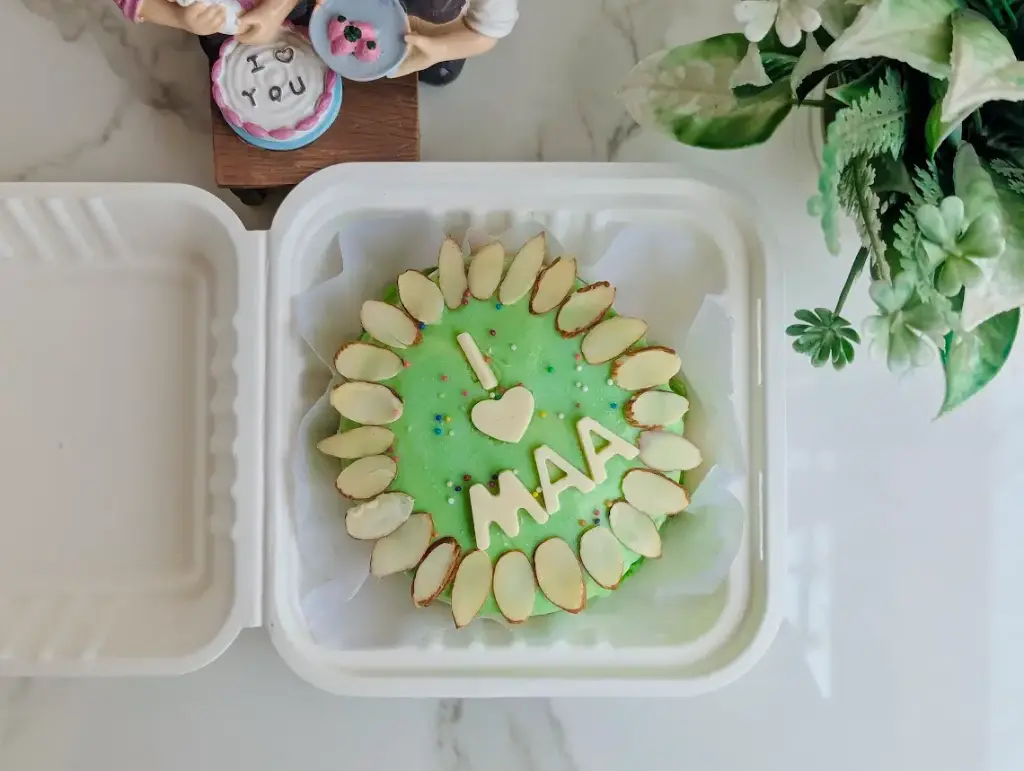 Customized White Chocolate Bento Cake - MDS1