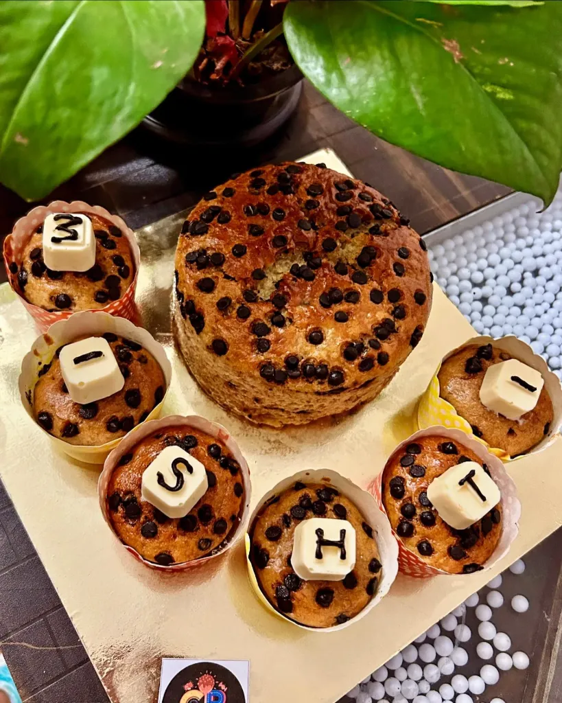 Customized Combo of Banana-Choco Chips Tea Cake & Muffins